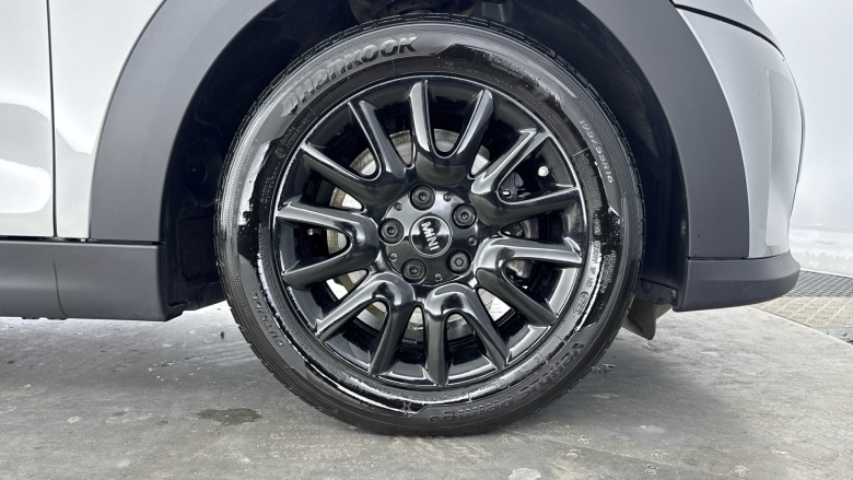 MINI Hatchback 1.5 Cooper Classic Premium 5dr Auto Petrol Hatchback